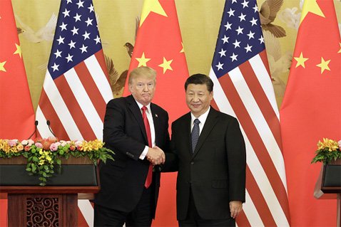 トランプ大統領の関税引き上げに中国は徹底抗戦のスタンスを取っているが分が悪そうで…。写真は2017年11月の米中首脳会談時のもの (C)Bloomberg/Getty Images