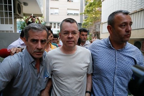 写真（中央）はトルコ政府に長期間拘束されているブランソン牧師。トルコ政府が要求する釈放の条件とは？ (C)Anadolu Agency/Getty Images