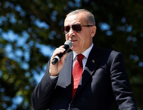 写真はトルコのエルドアン大統領。ドバイに逃亡したマフィアボスのセダト・ぺケル氏は、自身のユーチューブチャンネルでエルドアン政権の主要閣僚が関与した汚職やスキャンダルを暴露する動画を配信。視聴数が1000万回を超えた動画もあるという (C)Anadolu Agency/Getty Images