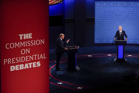 第１回討論会では、非難の応酬を繰り広げたトランプ大統領とバイデン氏。投票箱を開けるまで、どちらに転ぶかわからない状況…  (C)Bloomberg/Getty Images News